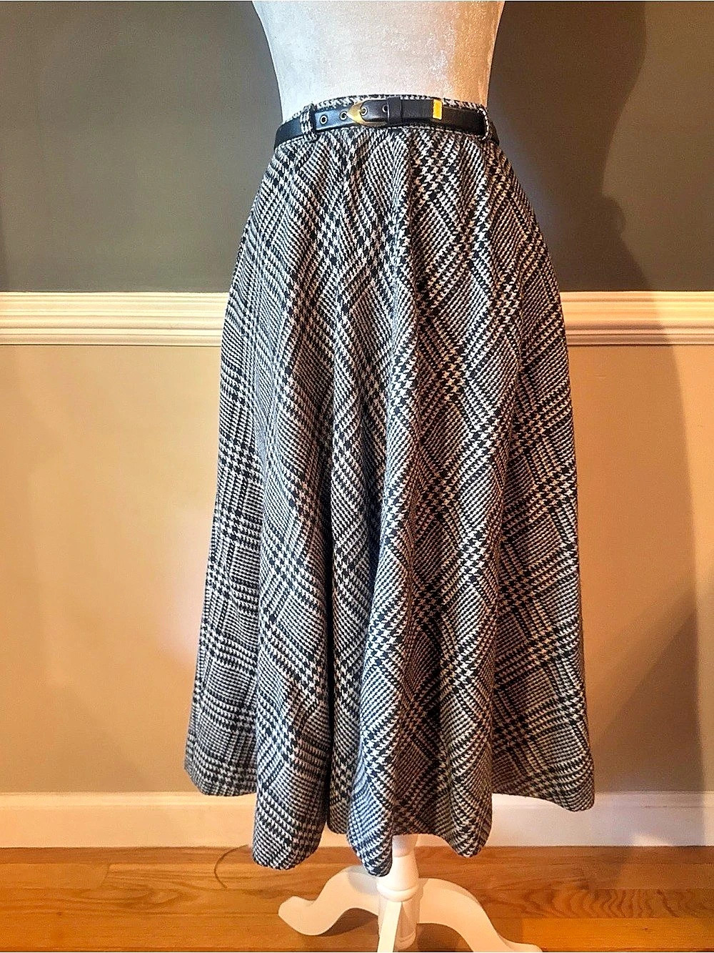 Houndstooth Plaid A-Line Skirt in Black & White
